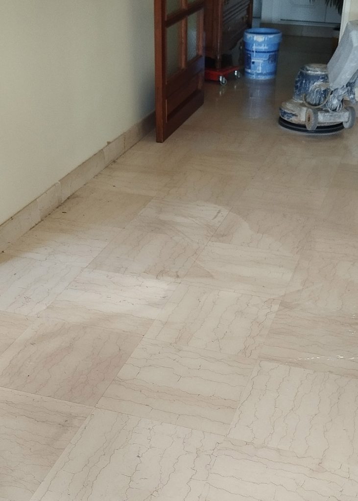Sol en marbre avant rénovation par ponçage et traitement à Miomo