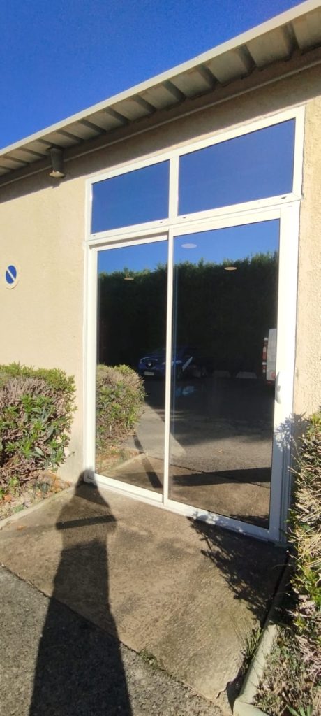 Aprés pose du film thermique effet miroir, pose pour un bureau à Furiani