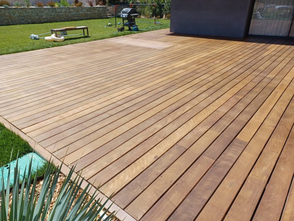 Aprés rénovation Terrasse en bois , ponçage et traitement spécifiques, à Saint Florent