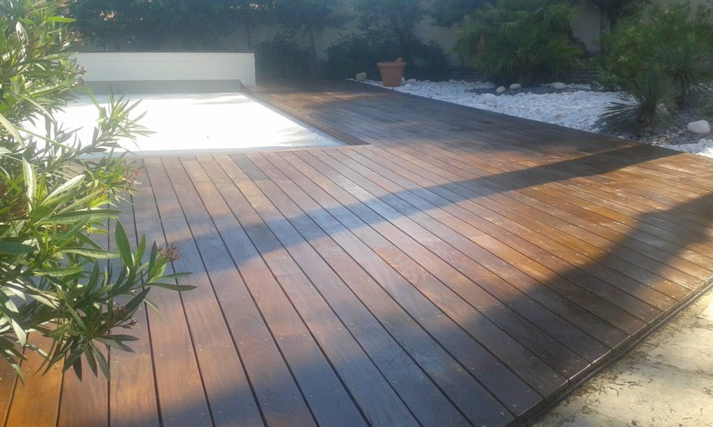 Aprés rénovation terrasse en bois ternie par le temps, U.V, traitement spécifique redonnant un coup de neuf et durable a cette terrasse à Borgo