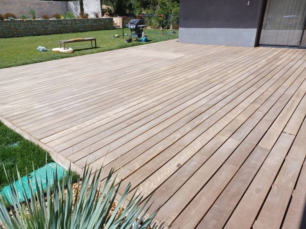Avant Rénovation, Terrasse en bois, ternie par le soleil et le temps, à Saint Florent