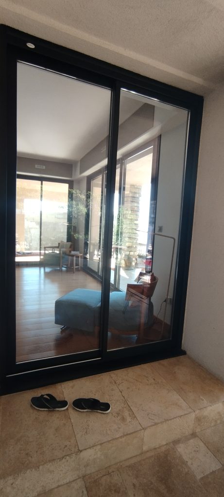 Avant pose de Film thermique anti-UV , à Miomo sur l'ensemble d'une villa bord de mer