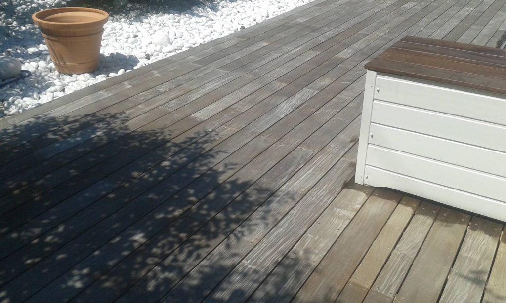 Avant rénovation terrasse en bois ternie par le temps, U.V, à Bastia