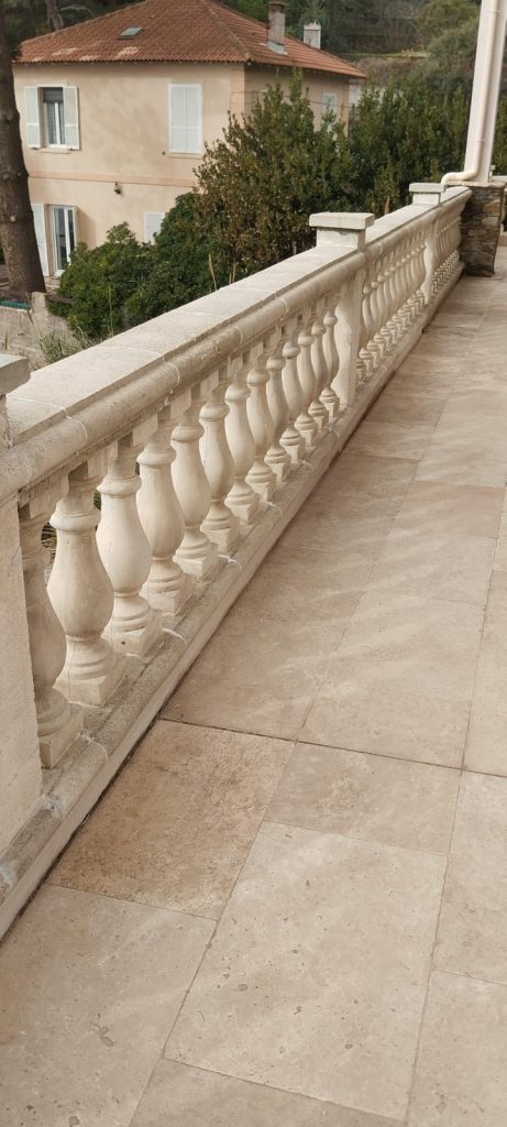 Balustrade aprés décapage et traitement contre le lichen, à Miomo
