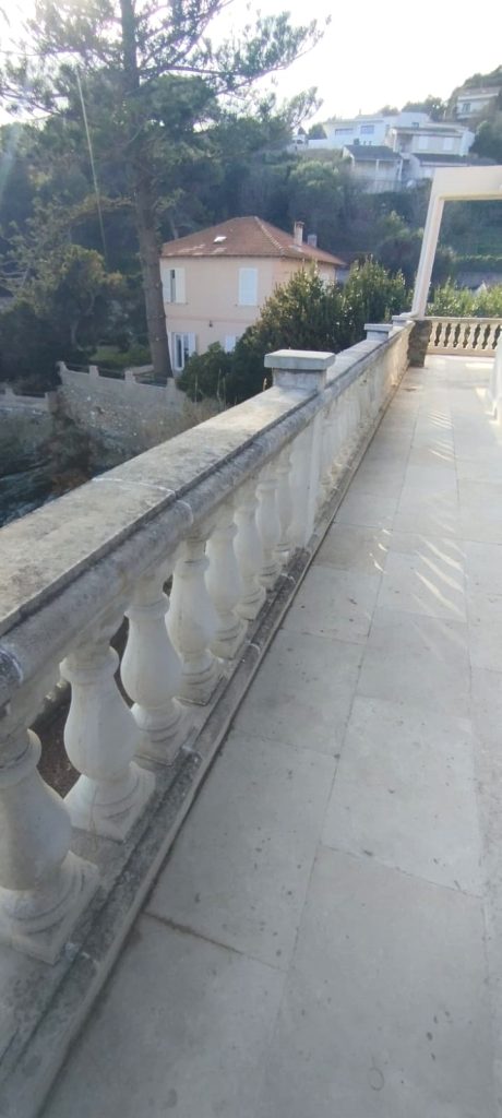Balustrades avant rénovation, noicies par le lichen et ternies par les embruns à Miomo