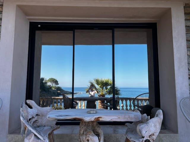 Film thermique anti-UV aprés pose, effet miroir, à Miomo sur l'ensemble d'une villa bord de mer