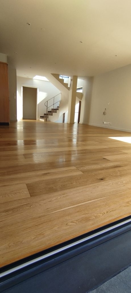 Parquet chêne massif aprés rénovation, traitement par vitrification satinée à Saint Florent