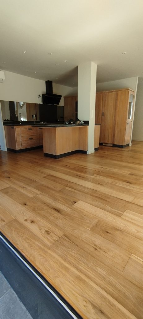 Parquet chêne massif aprés rénovation, traitement par vitrification satinée à Saint Florent