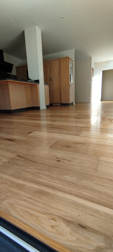 Parquet chêne massif aprés rénovation, traitement par vitrification satinée à Saint Florent
