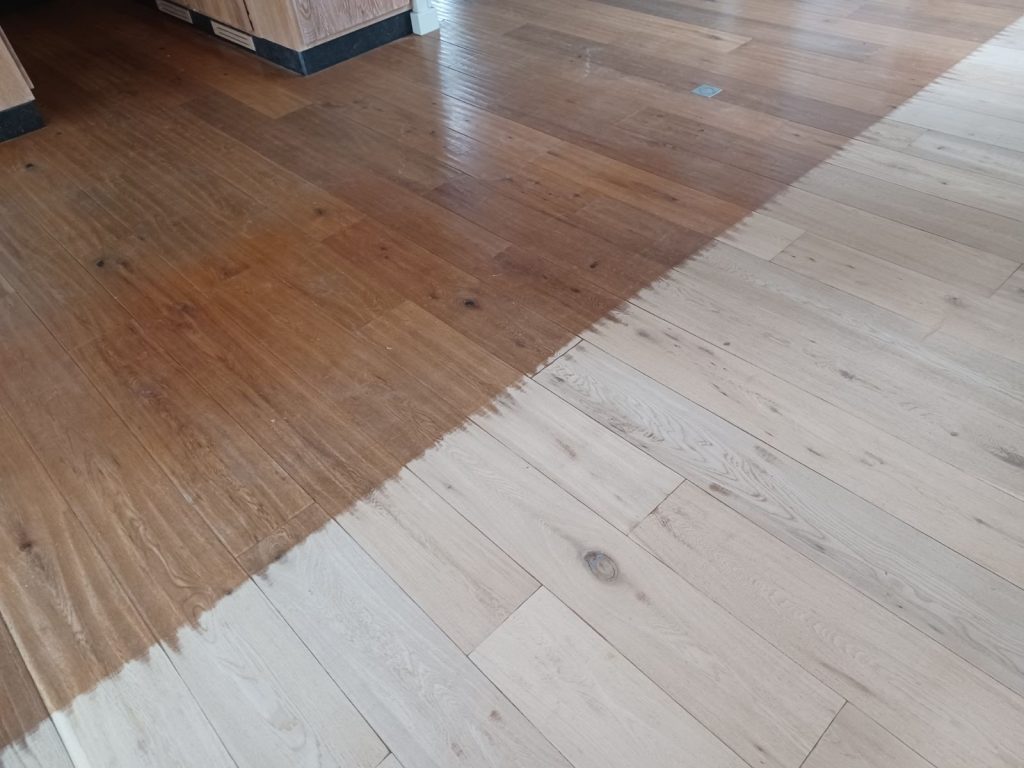 Parquet chêne massif avant rénovation et en court de ponçage , à Saint Florent