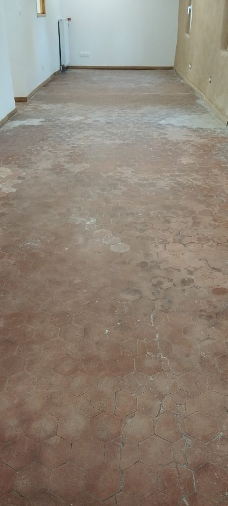 Rénovation Tomettes anciennes, décapage entièrement fait, finition initiale retirée et décrassage intensif à Erbalunga