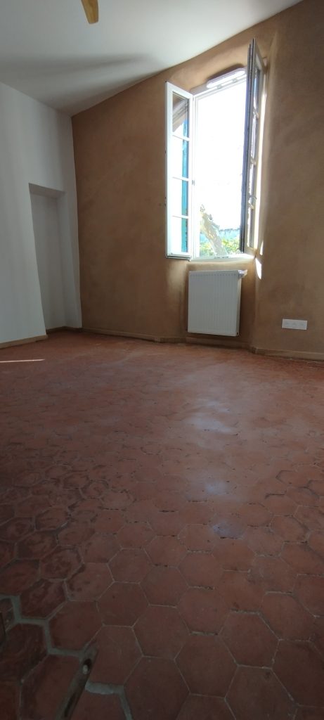 Rénovation Tomettes anciennes, décapage entièrement fait, finition initiale retirée et décrassage intensif à Erbalunga