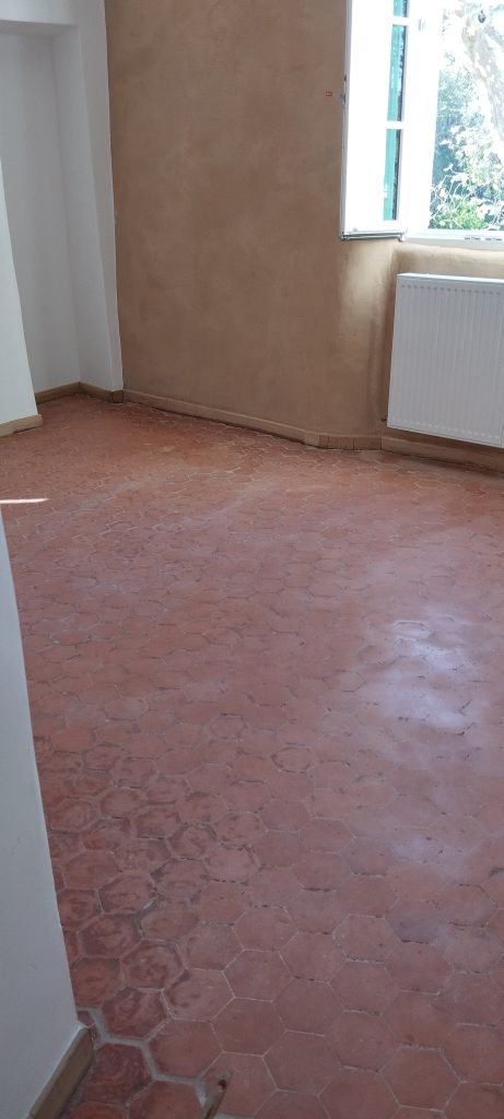 Rénovation Tomettes anciennes, décapage entièrement fait, finition initiale retirée et décrassage intensif à Erbalunga