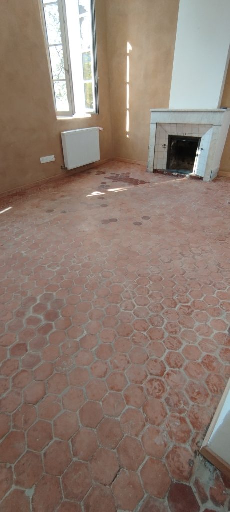Rénovation Tomettes anciennes, décapage entièrement fait, finition initiale retirée et décrassage intensif à Erbalunga