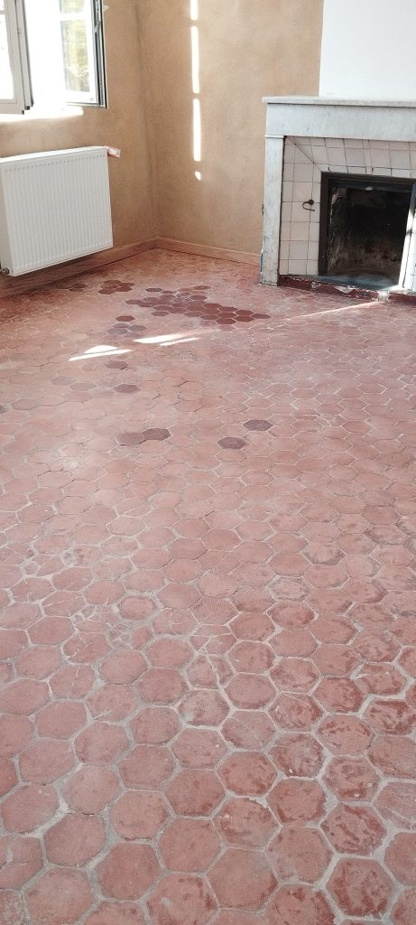 Rénovation Tomettes anciennes, décapage entièrement fait, finition initiale retirée et décrassage intensif à Erbalunga