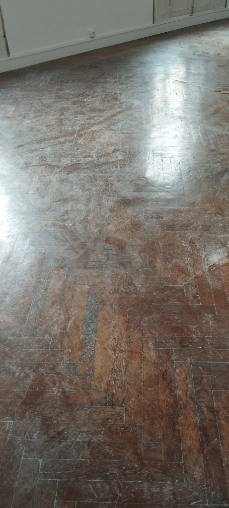 Parquet chêne massif pose chevron avant rénovation, parquet usé et foncé à Bastia