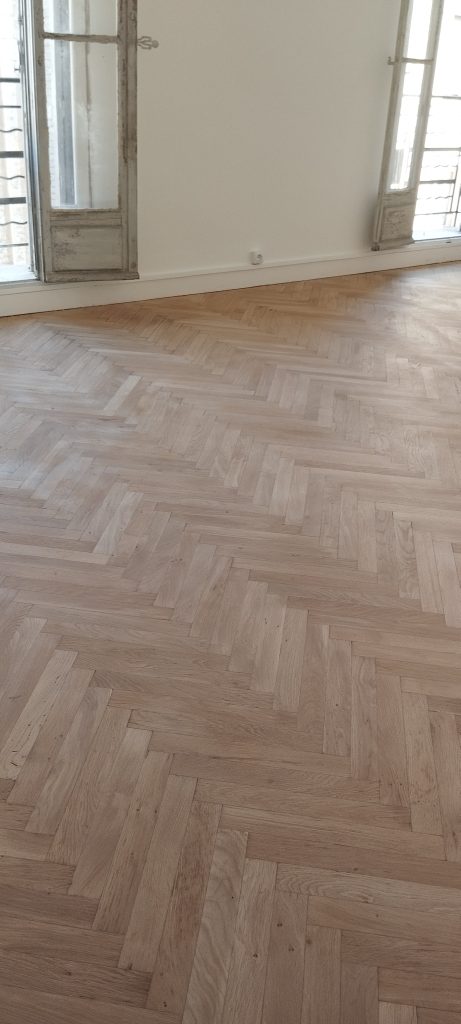 Parquet chêne massif pose chevron entièrement poncé, prêt à être traité, à Bastia