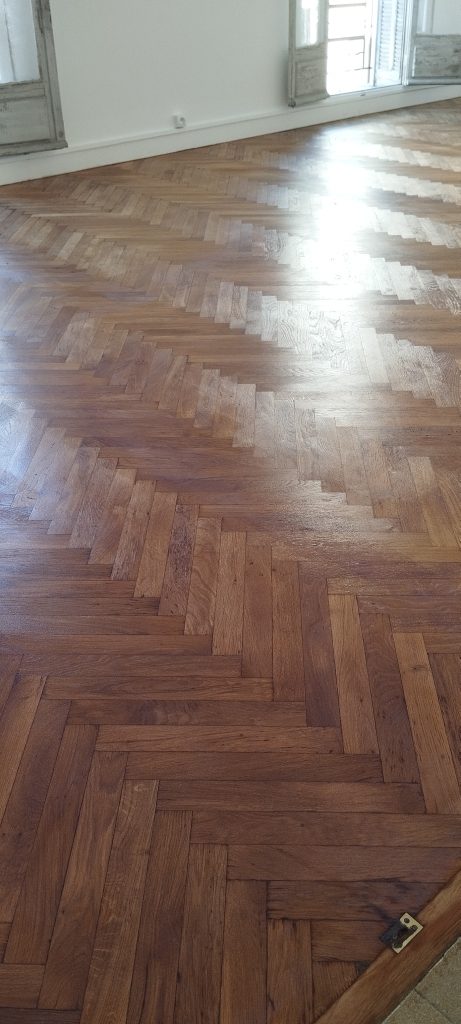 Parquet chêne massif pose chevron aprés rénovation, traitement par vitrification satinée à Bastia