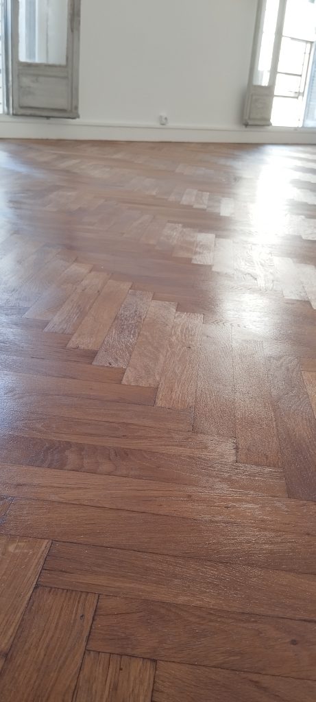 Parquet chêne massif pose chevron aprés rénovation, traitement par vitrification satinée à Bastia