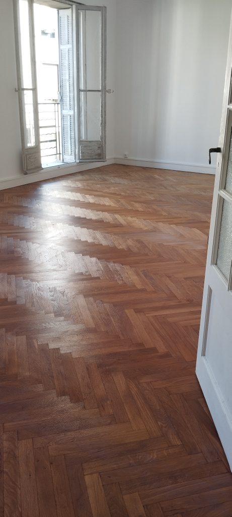 Parquet chêne massif pose chevron aprés rénovation, traitement par vitrification satinée à Bastia