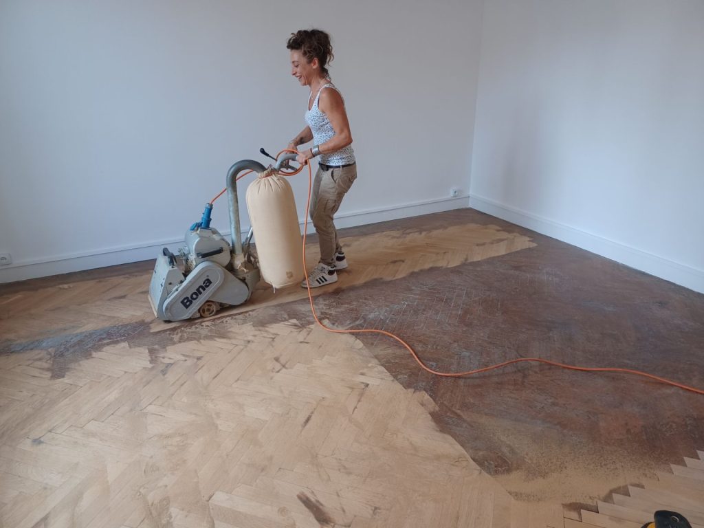 Parquet chêne massif pose chevron en court de ponçage, à Bastia