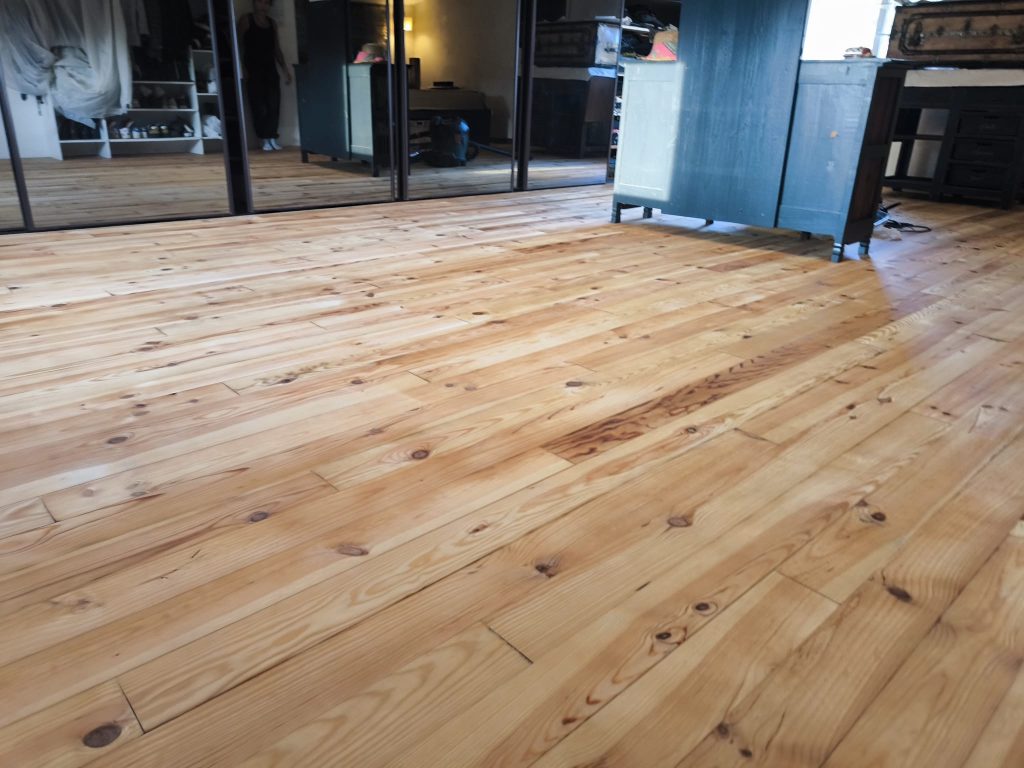 Parquet en pin aprés rénovation et traité à la lasure à Aléria