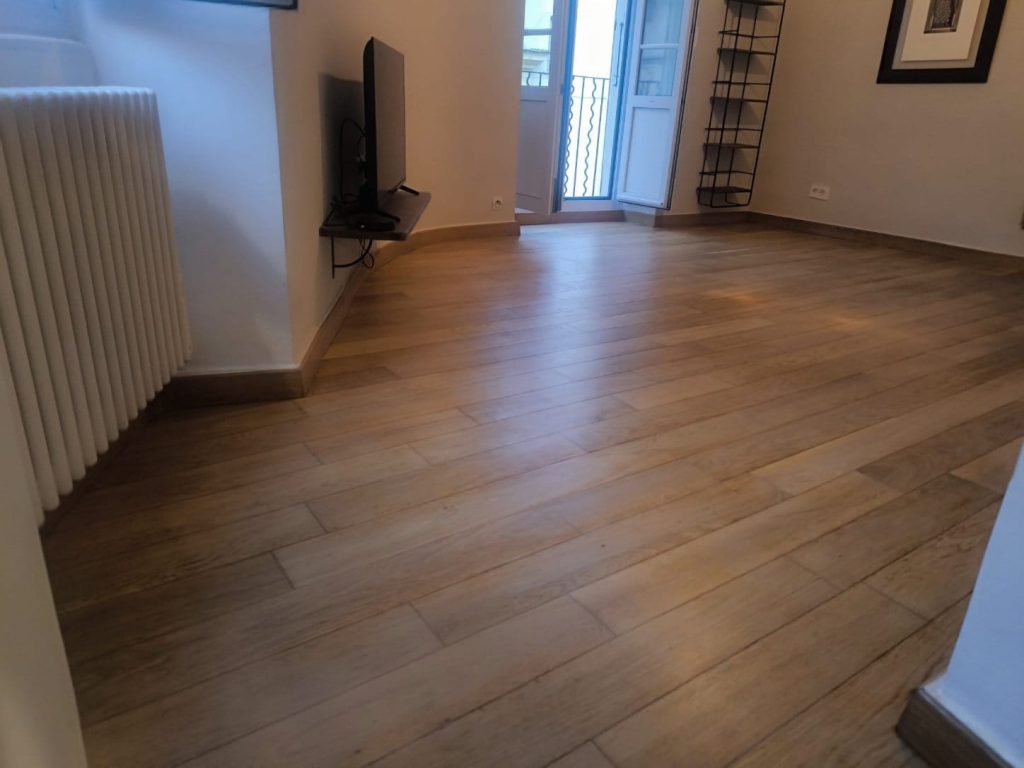 Parquet controcollé aprés rénovation et traiment par vitrification effet satiné, à Bastia