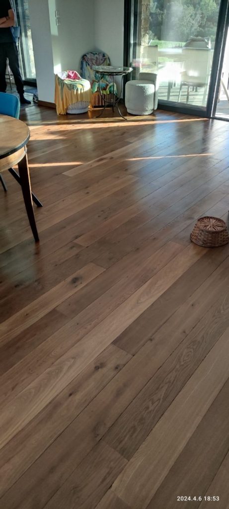 Parquet chêne massif aprés rénovation à Oletta, traité par vitrification finition satinée