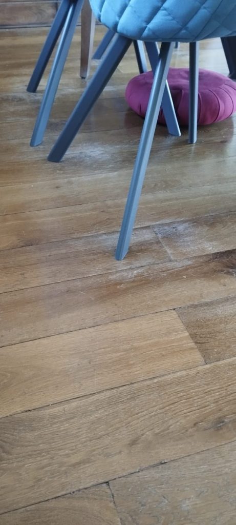 Parquet chêne massif avant rénovation à Oletta