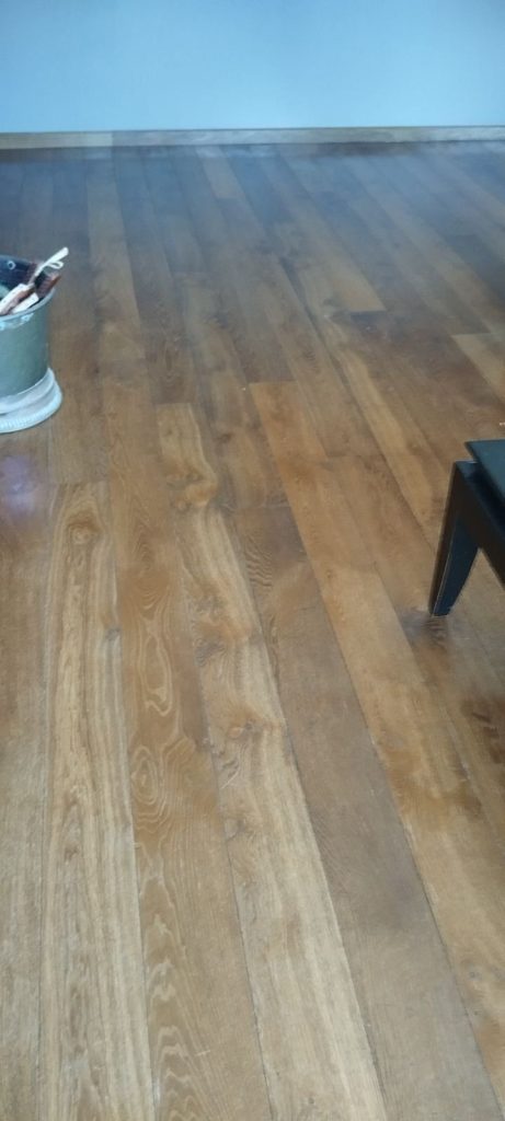 Parquet chêne massif avant rénovation à Oletta, décoloré par les U