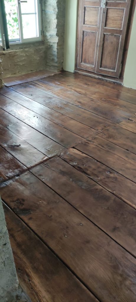 Parquet châtaignier de 1940 aprés rénovation, traitement par vitrification à Oletta