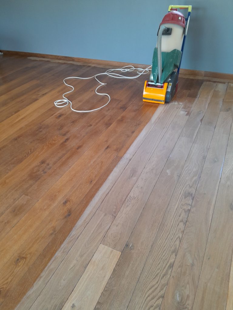 Parquet chêne massif en cour de Ponçage à Oletta, machine a bande aspiration directe, environnement non impacté.