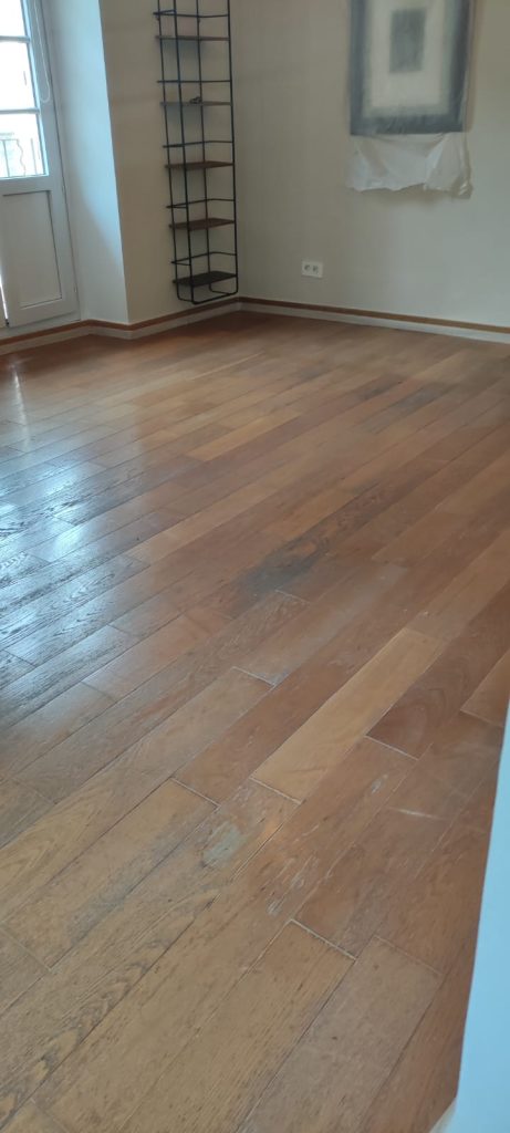 Parquet controcolé en chêne avant rénovation à Bastia