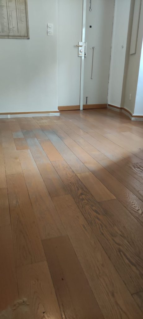 Parquet controcollé en chêne avant rénovation à Bastia
