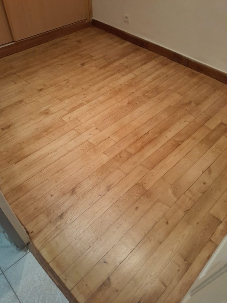 Parquet en chataignier à Bastia aprés rénovation et traitement par vitrification effet satiné