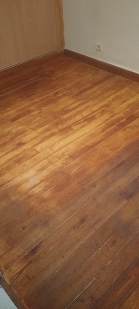 Parquet en chataignier avant rénovation à Bastia, traité a l'huile de lin