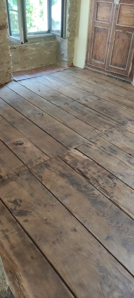 Parquet en châtaignier massif de 1940 entièrement ponçé, avant vitrification à Oletta