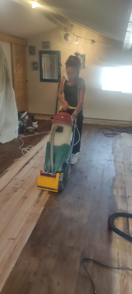 Parquet en pin Lasur Foncée , en court de ponçage à Aléria