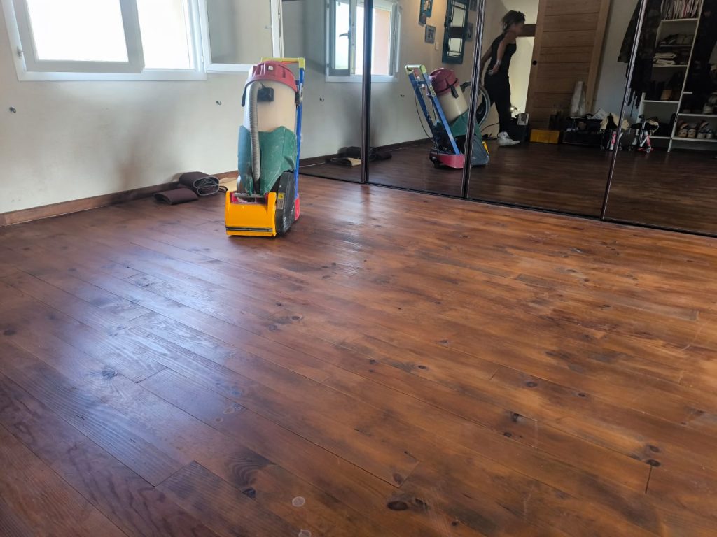 Parquet en pin en lasure fonçée à Aléria avant rénovation