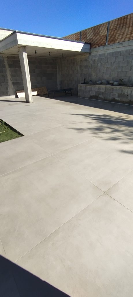 Photo d'une terrasse en carrelage aprés nettoyage intensif, intervention faite à Furiani