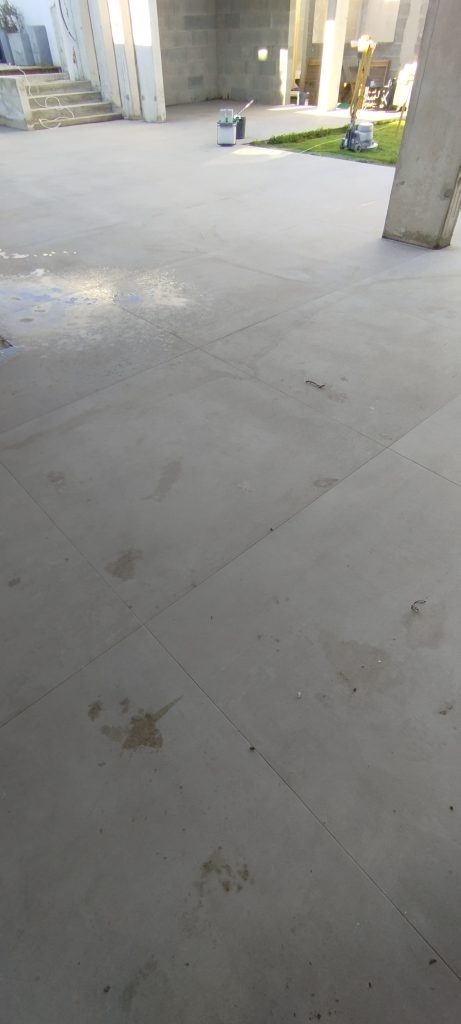 Photo d'une terrasse en carrelage avant nettoyage intensif, présence de laitance et de marque de colle, intervention faite à Furiani (2)