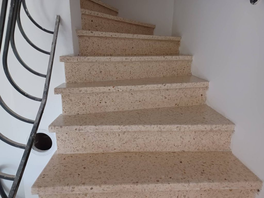 Rénovation Escalier en Granito. Photo aprés décapage et traitement à Biguglia