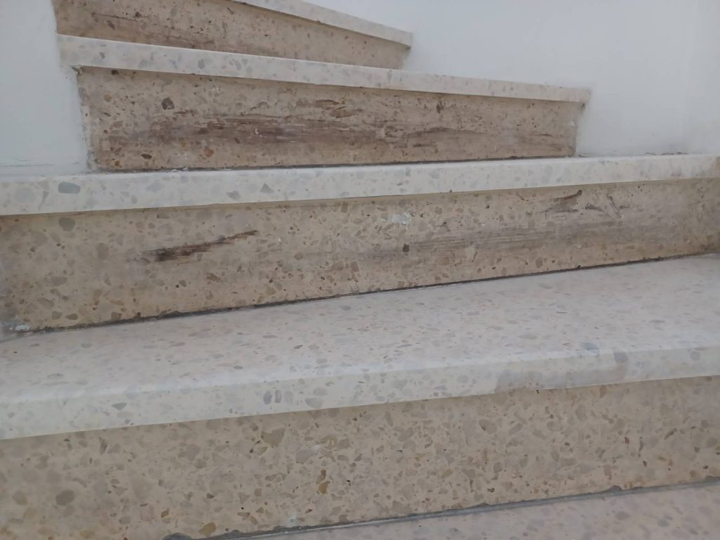 Rénovation Escalier en Granito. Photo avant décapage et traitement à Biguglia