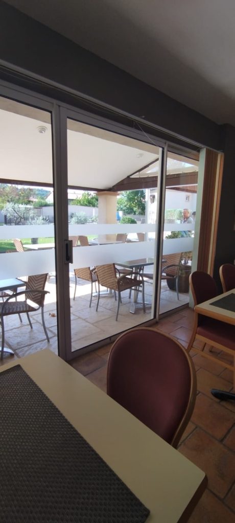 Salle de restaurant d'hotel, Aprés pose de film décoratif visant à plus d'intimité entre l'intérieur et l'extérieur à Ghisonaccia