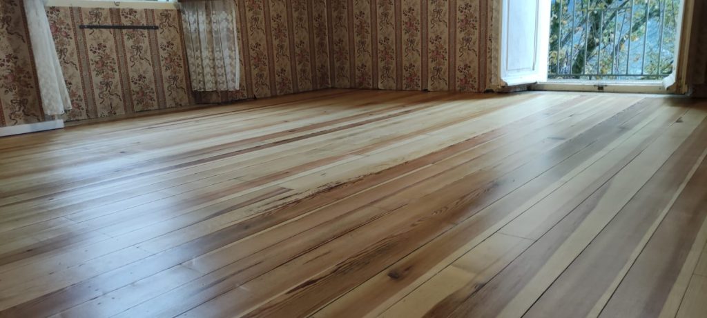 Vieux Parquet en pin aprés rénovation à Corscia, Parquet vitrifié aspect satiné