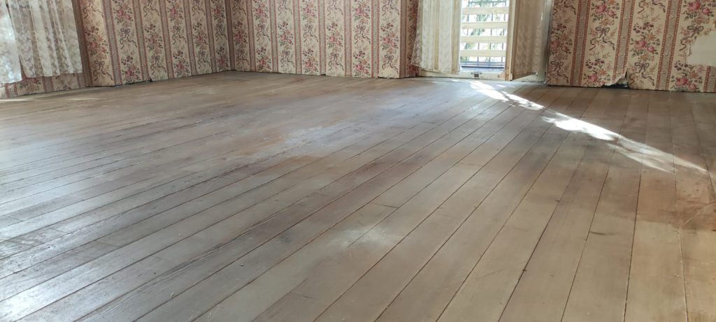 Vieux parquet en pin avant rénovation à Corcsia