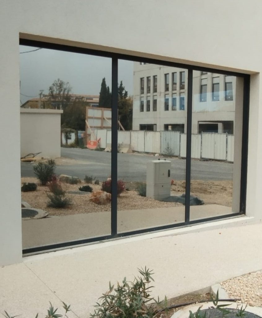 Vitrage entreprise Aprés pose en extérieur de film thermique anti U.V dans la zone de Furiani