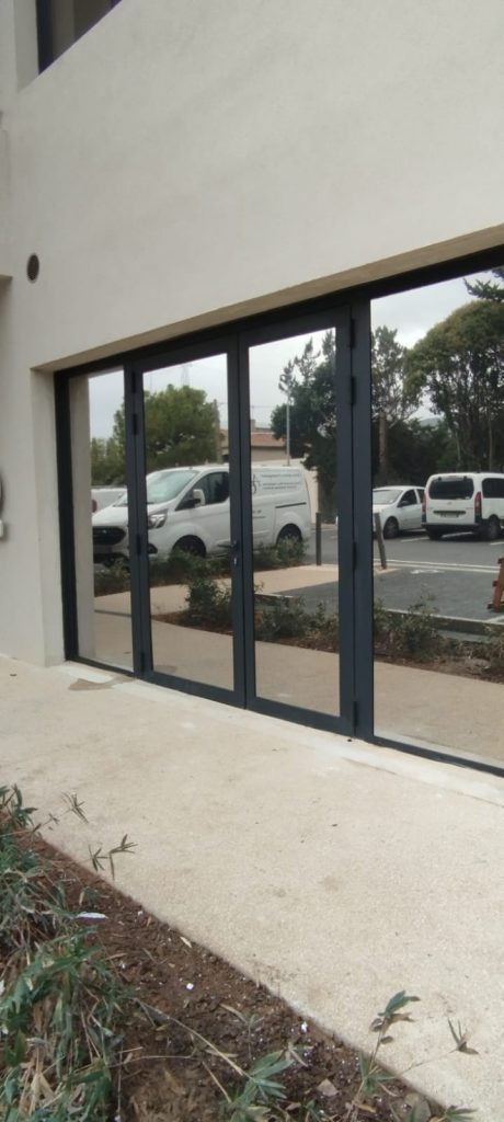 Vitrage entreprise Aprés pose en extérieur de film thermique anti U.V dans la zone de Furiani
