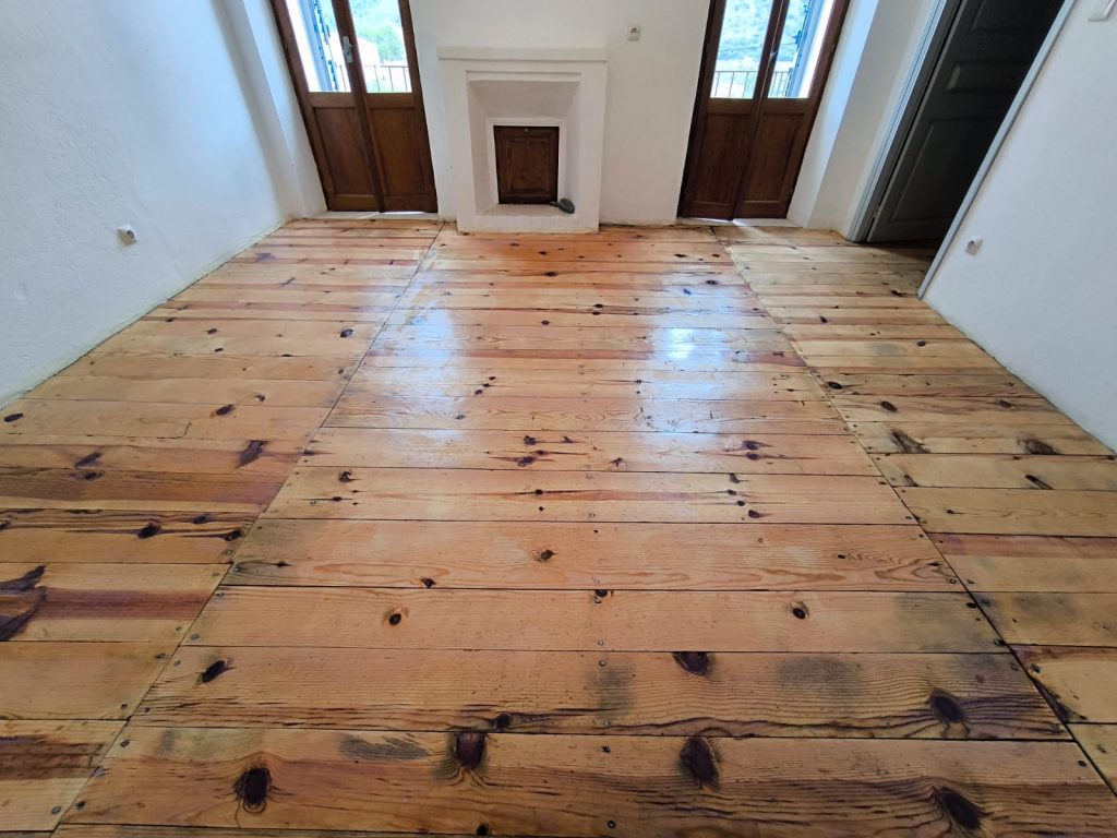 Parquet pin Massif de 1932 aprés rénovation par ponçage et vitrification satinée à Calacuccia