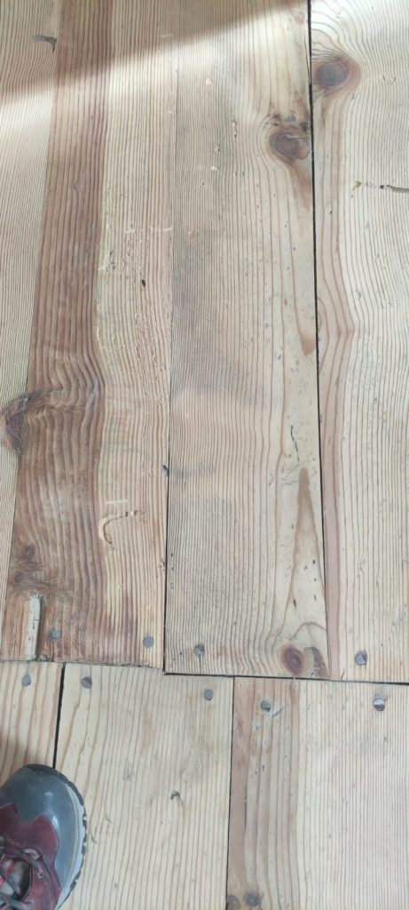 Parquet pin Massif de 1932 avant rénovation , grisé par le temps à Calacuccia